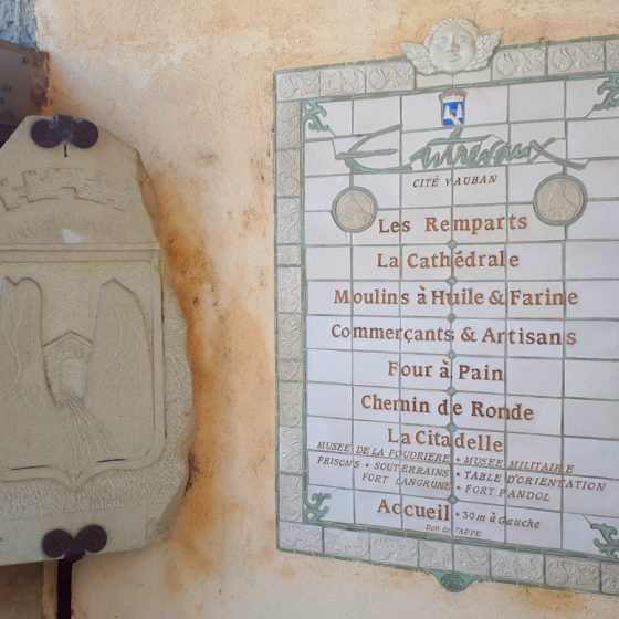 Entreveaux village plaque