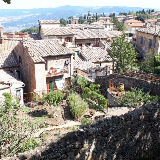 Homes and gardens in Volterra