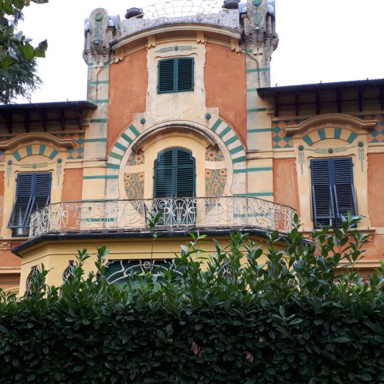 Painted villa in Lucca with jettied roof