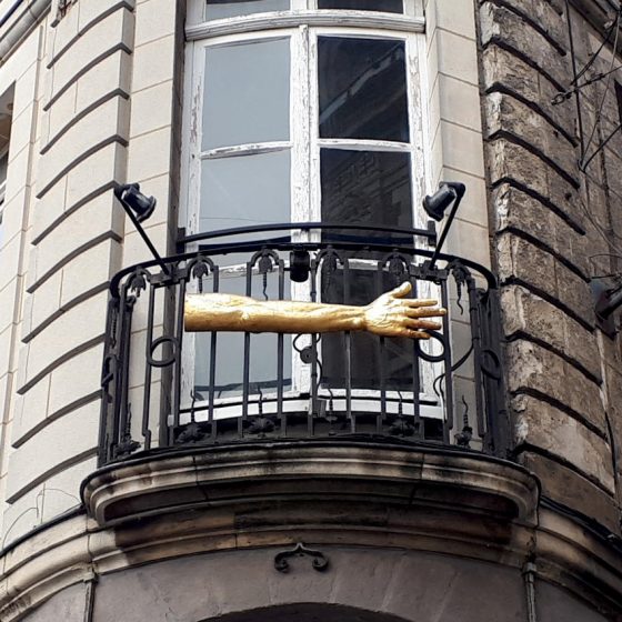 Gold arm decoration on a Lille balcony