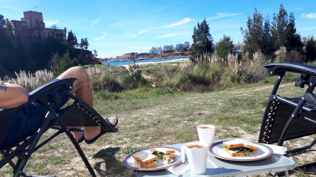 Picnic lunch by the estuary in Ferragudo in front of the motorhome