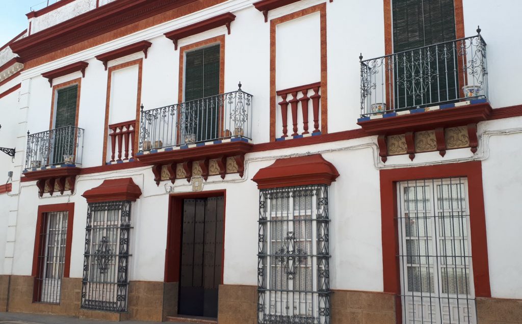 Carmona building with Andalusian balustrades and paintwork