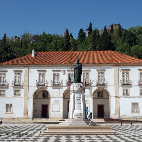 Tomar's town hall and statue in the main square