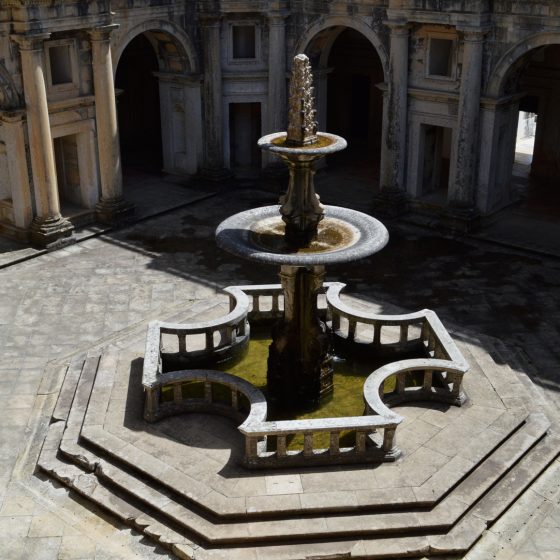 Fountain in the centre of the courtyard of Convento Cristo