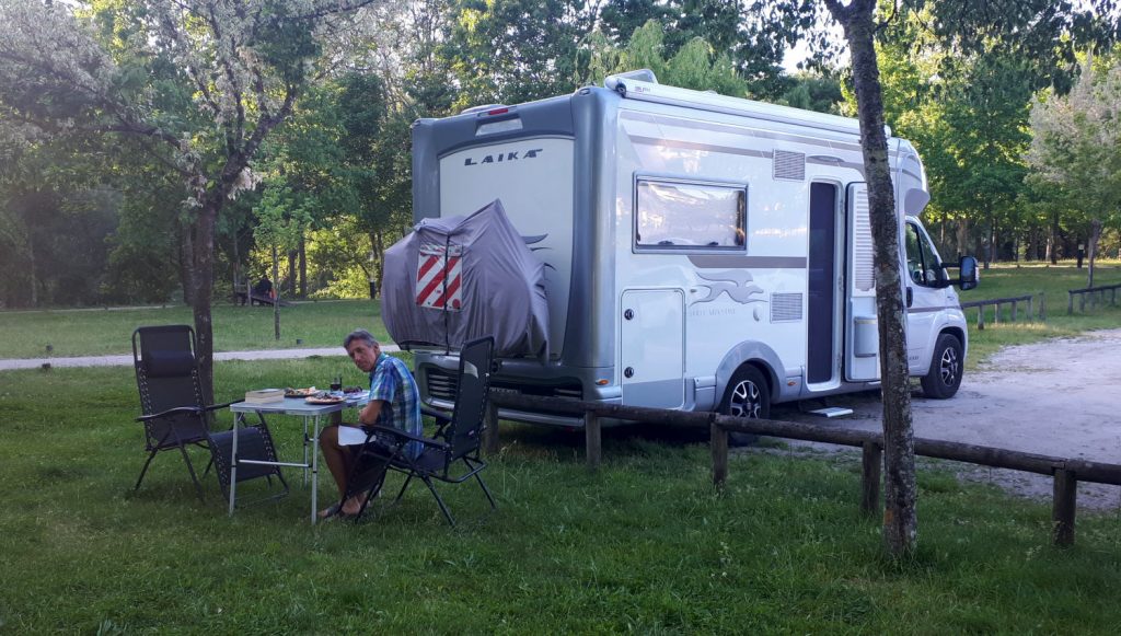 A shady dinner in the park at Amarante