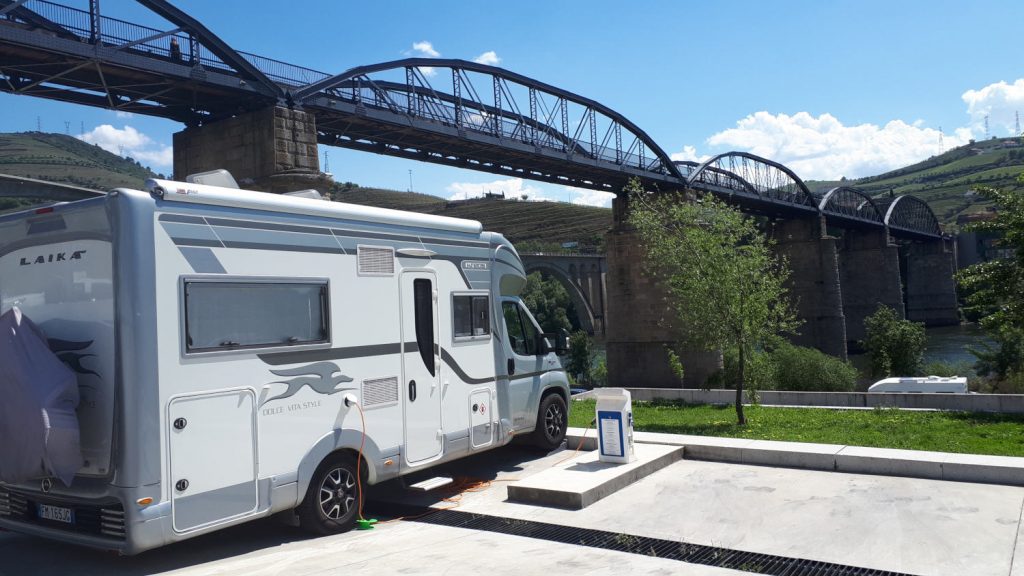 Buzz Laika in the motorhome aire in Regua, with footbridge over