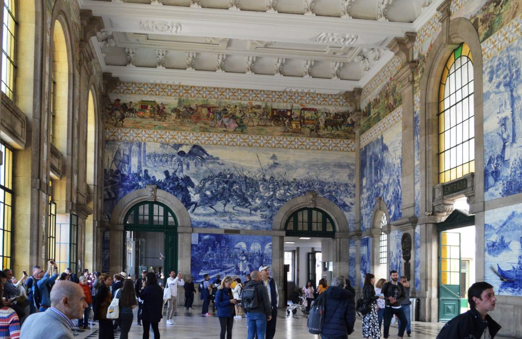 Porto - Stunning train station foyer