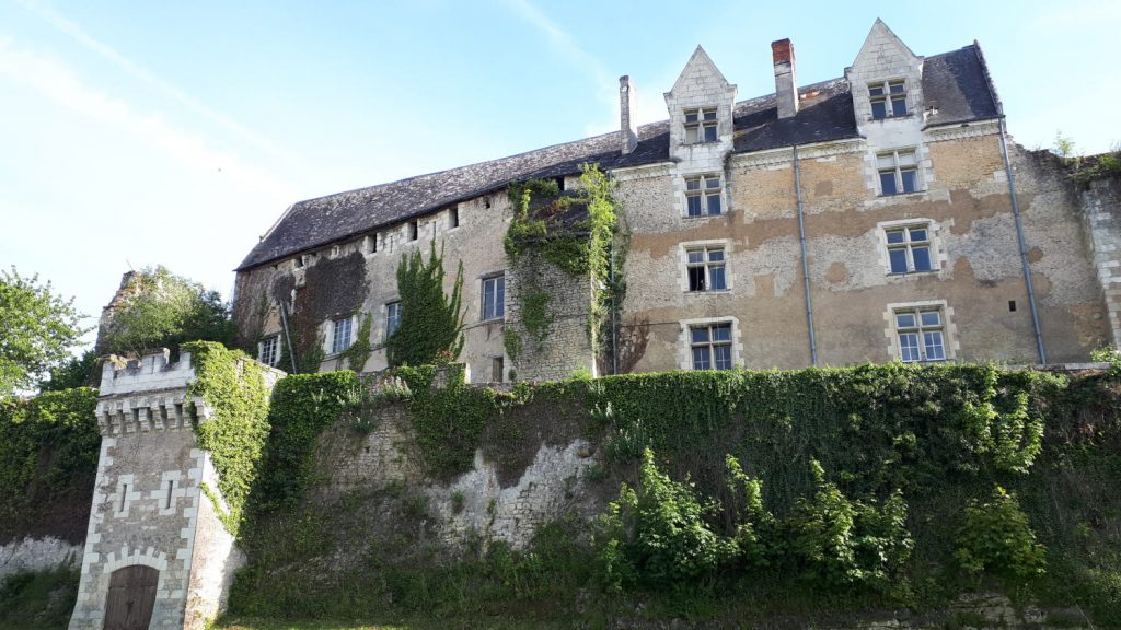 Building in front of the motorhome aire at Montresor