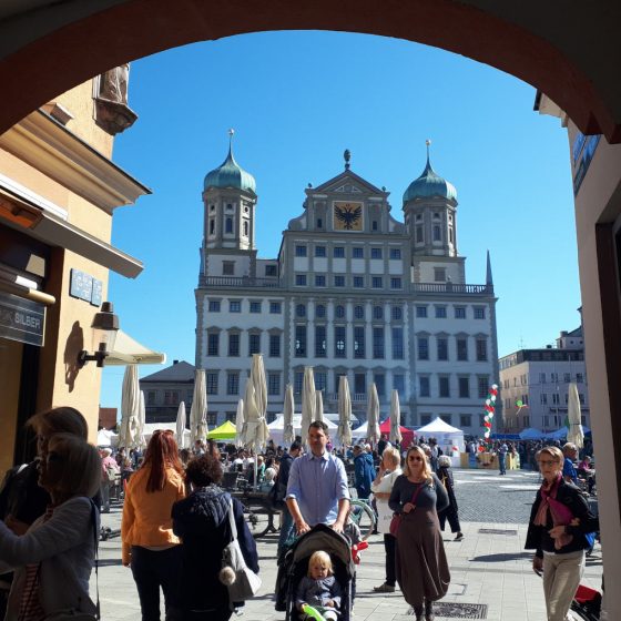 An archway view of the Rathaus