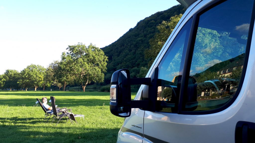 The peaceful Stellplatz parking place in Eller, with room to relax in front of the river