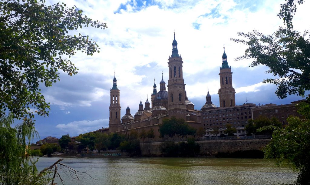 The beautiful riverside setting of Zaragoza's impressive Basílica de Nuestra Señora del Pilar