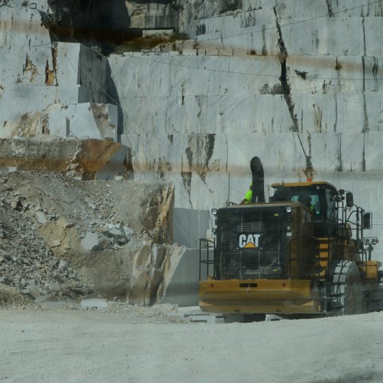 Carrara A Giant Cat Bucket Loader Fantiscritti Quarry