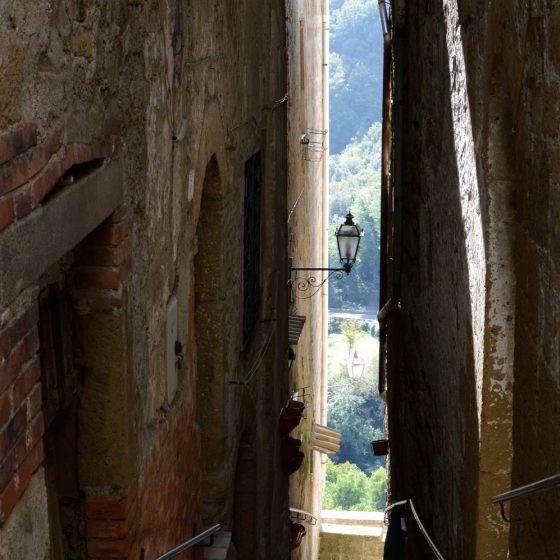 Pitigliano Alley to house fronts