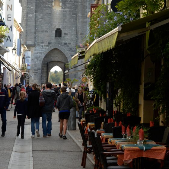 Aigues-Mortes - Street restaurant and gate