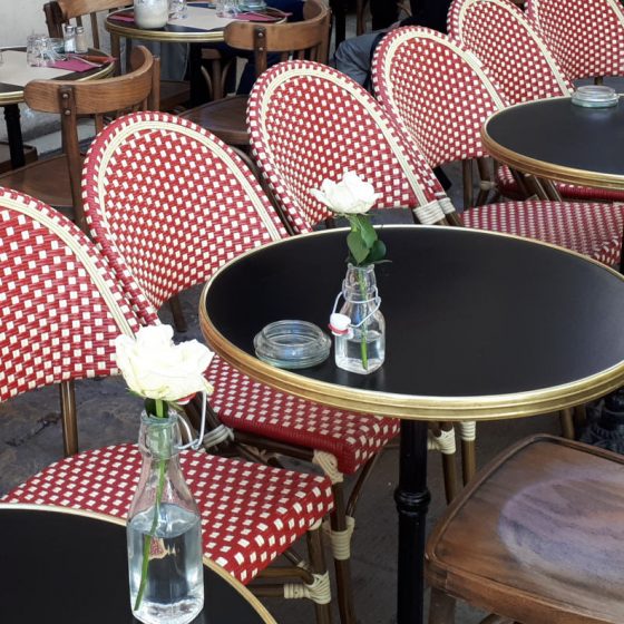 People watching restaurant on Cours Mirabeau Aix-en-provence