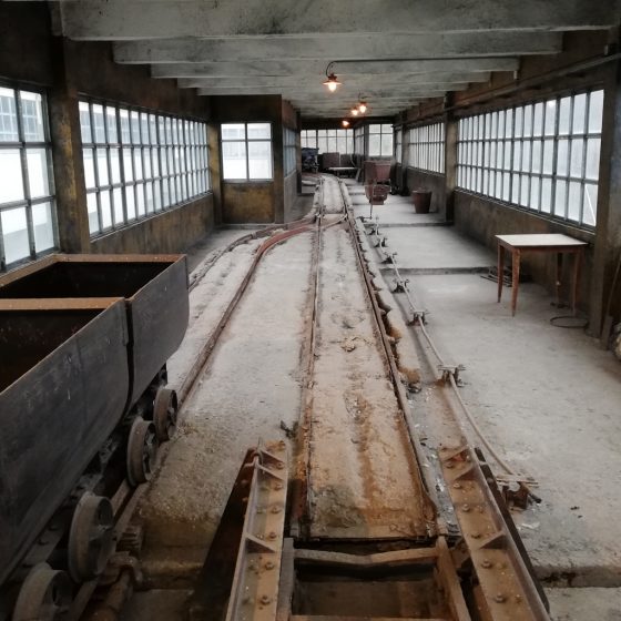 Blegny-Mine - Coal trucks in the pithead sorting building