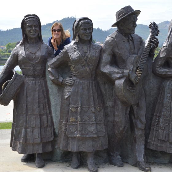 Pont de Lima - Marcella poses within a sculpture